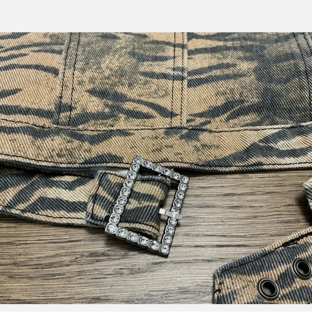 Nasty Gal Strapless Tiger-Print Buckle Crop Top. NWT. Size 2 - Picture 5 of 6